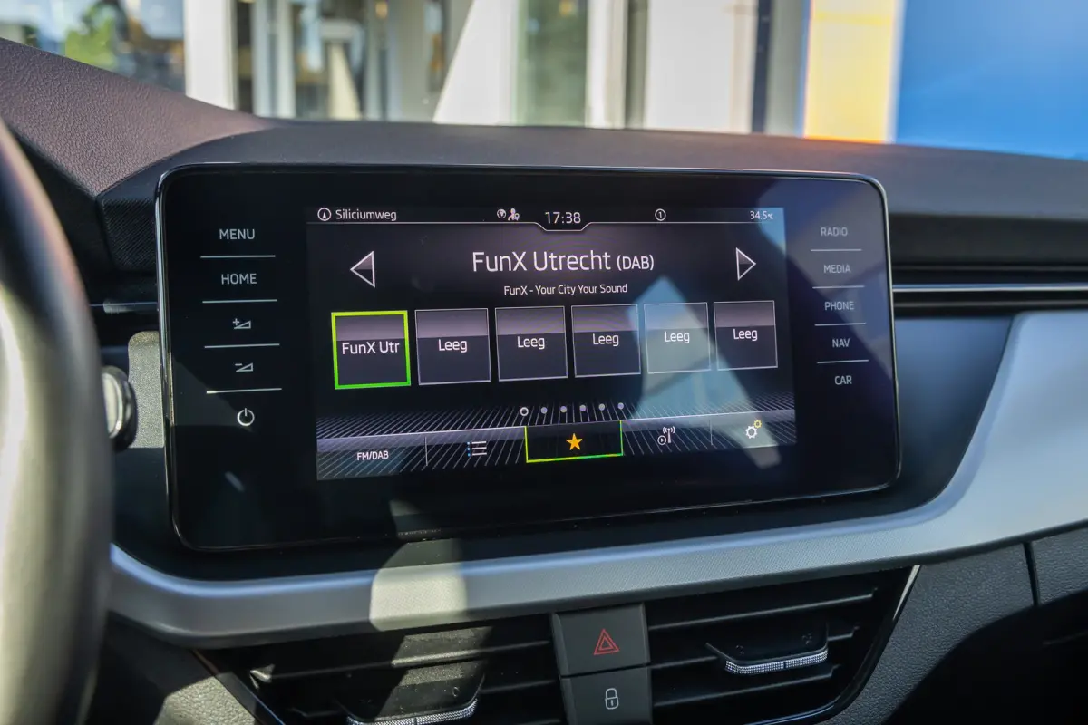 1.0 TSI Ambition | Apple Carplay/Android Auto | Digitaal dashboard | Airco | Cruise control | Navigatie | Lichtmetalen velgen | Airco | Apple Carplay/Android Auto|telefoonintegratie premium 