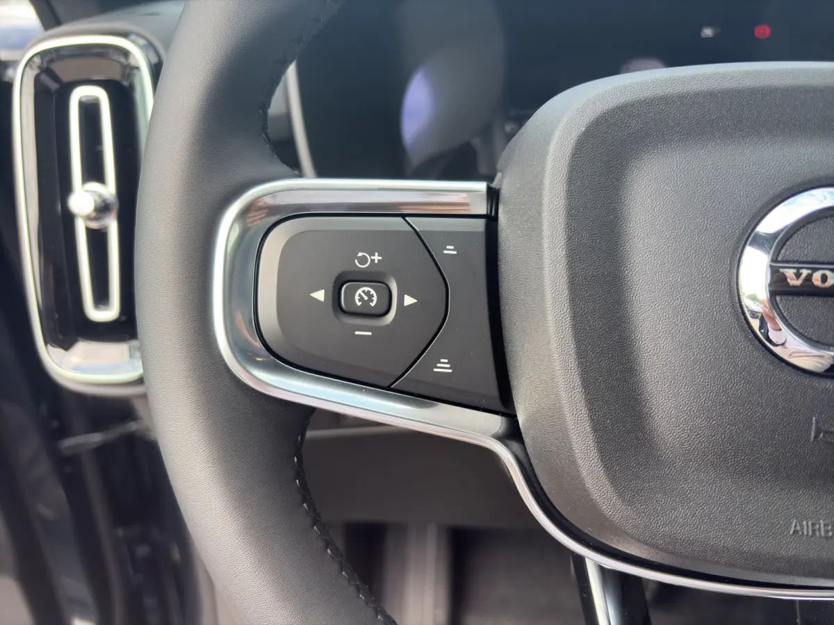 175 kW Single Motor RWD Plus Dark | BLIS | Harman Kardon | Panoramadak | Keyless start / entry | Stoel + Stuur Verwarming |