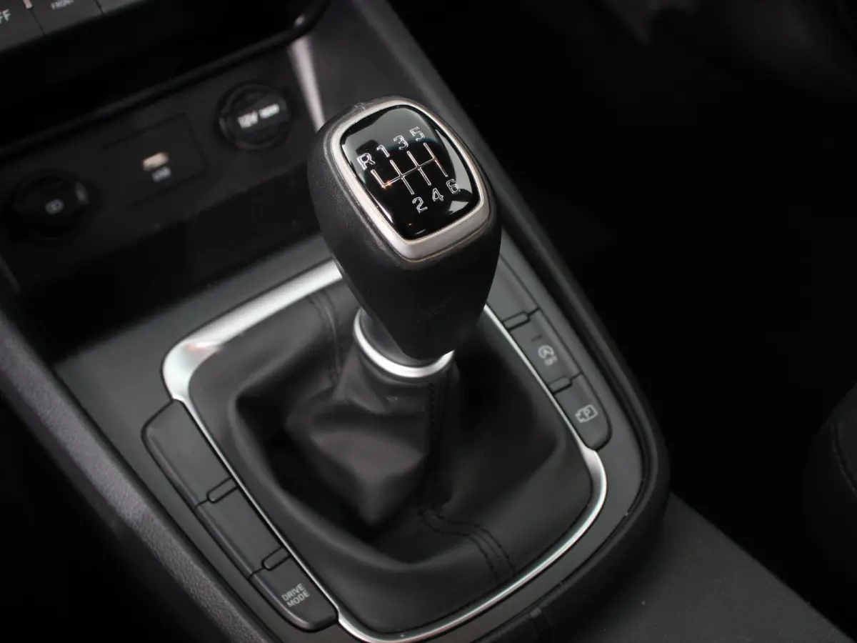 1.0 T-GDI Comfort Climate control Camera Cruise control Parkeersensoren LED Keyless Navigatie Apple Carplay/ Android Auto Lichtmetalen Velgen