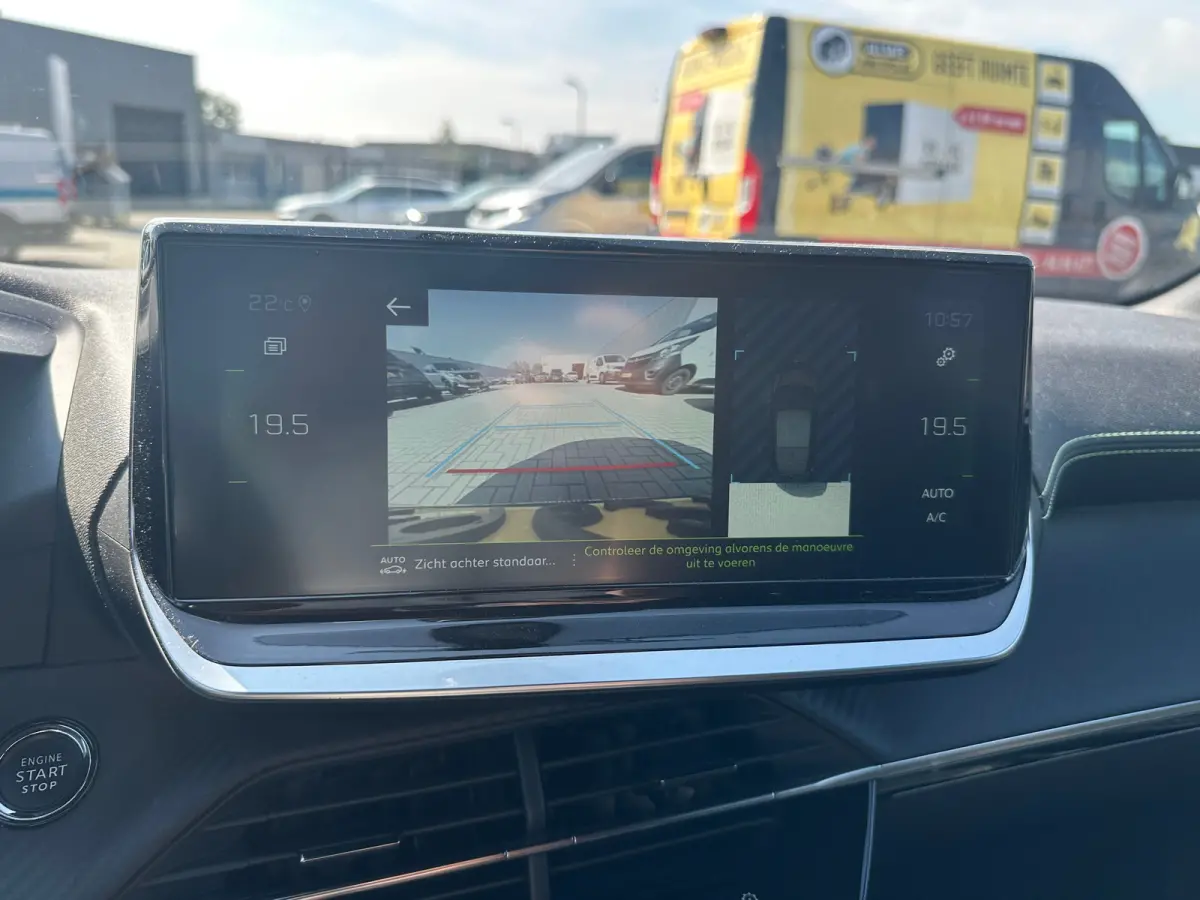 1.2 PureTech GT Pack Adaptieve Cruise | Leder/Alcantara Stoelen | Camera | Carplay | LED | Parkeersensoren Rondom | Navigatie | Achteruitrijcamera | Afwijkende dakkleur | Airco (automatisch)