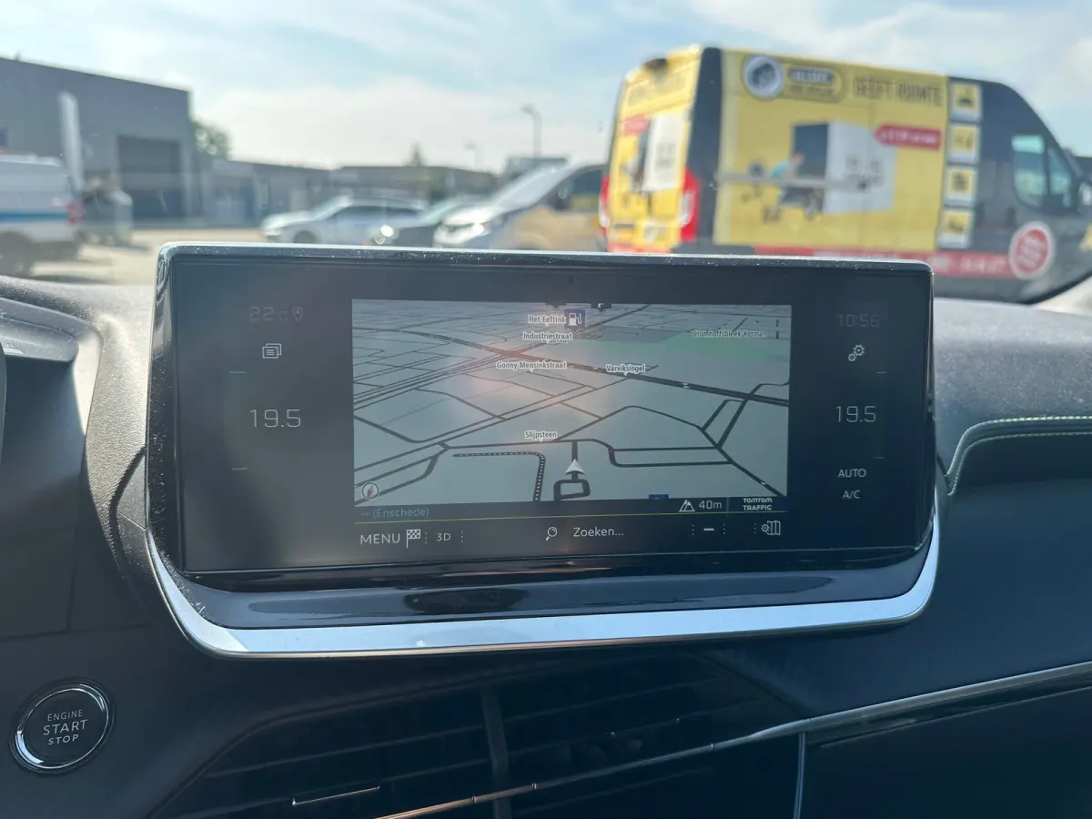 1.2 PureTech GT Pack Adaptieve Cruise | Leder/Alcantara Stoelen | Camera | Carplay | LED | Parkeersensoren Rondom | Navigatie | Achteruitrijcamera | Afwijkende dakkleur | Airco (automatisch)