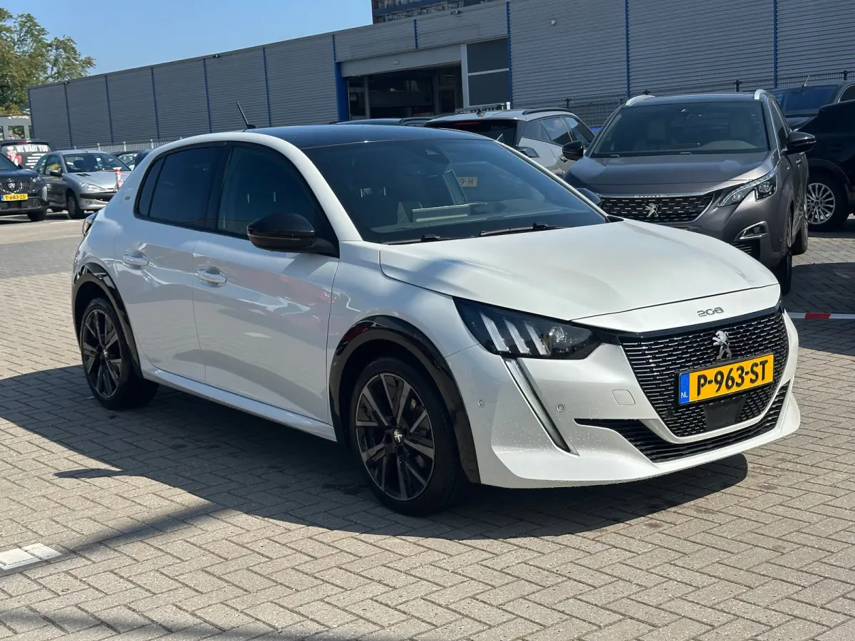 1.2 PureTech GT Pack Adaptieve Cruise | Leder/Alcantara Stoelen | Camera | Carplay | LED | Parkeersensoren Rondom | Navigatie | Achteruitrijcamera | Afwijkende dakkleur | Airco (automatisch)