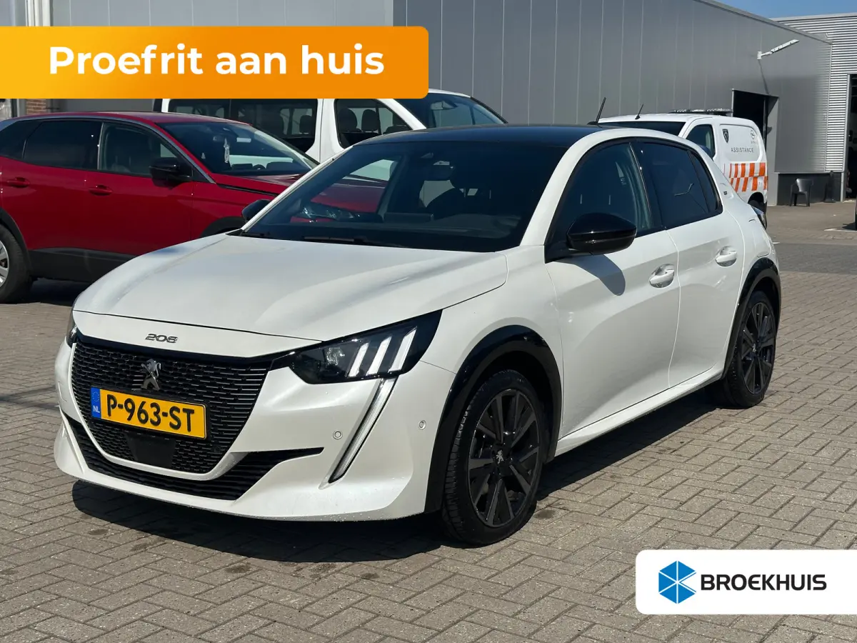 1.2 PureTech GT Pack Adaptieve Cruise | Leder/Alcantara Stoelen | Camera | Carplay | LED | Parkeersensoren Rondom | Navigatie | Achteruitrijcamera | Afwijkende dakkleur | Airco (automatisch)