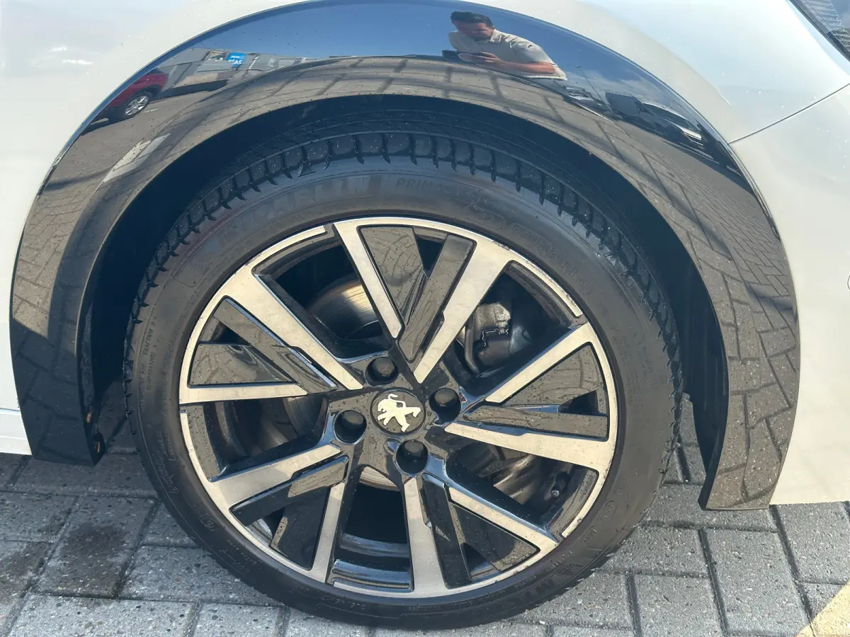 1.2 PureTech GT Pack Adaptieve Cruise | Leder/Alcantara Stoelen | Camera | Carplay | LED | Parkeersensoren Rondom | Navigatie | Achteruitrijcamera | Afwijkende dakkleur | Airco (automatisch)