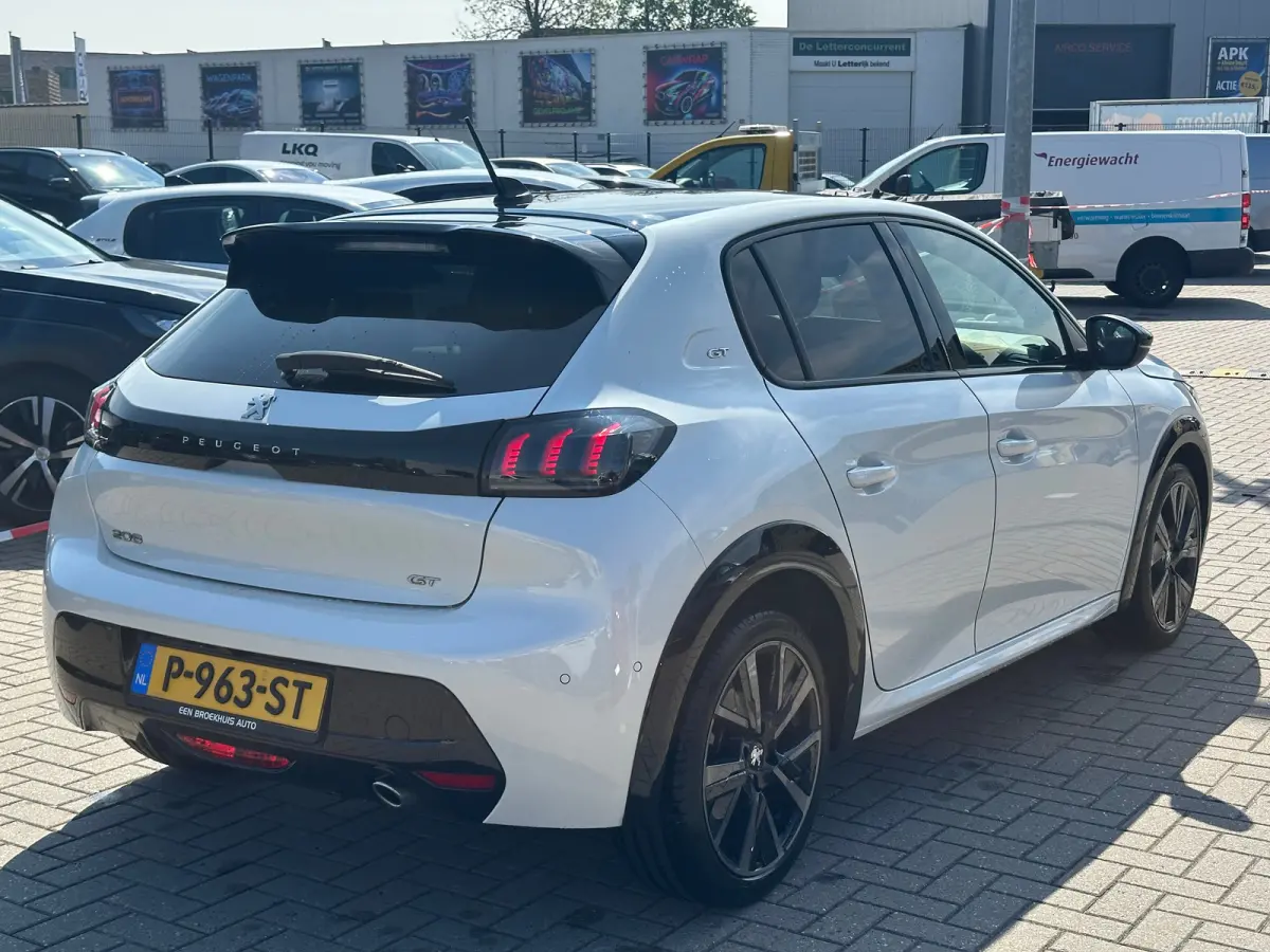 1.2 PureTech GT Pack Adaptieve Cruise | Leder/Alcantara Stoelen | Camera | Carplay | LED | Parkeersensoren Rondom | Navigatie | Achteruitrijcamera | Afwijkende dakkleur | Airco (automatisch)