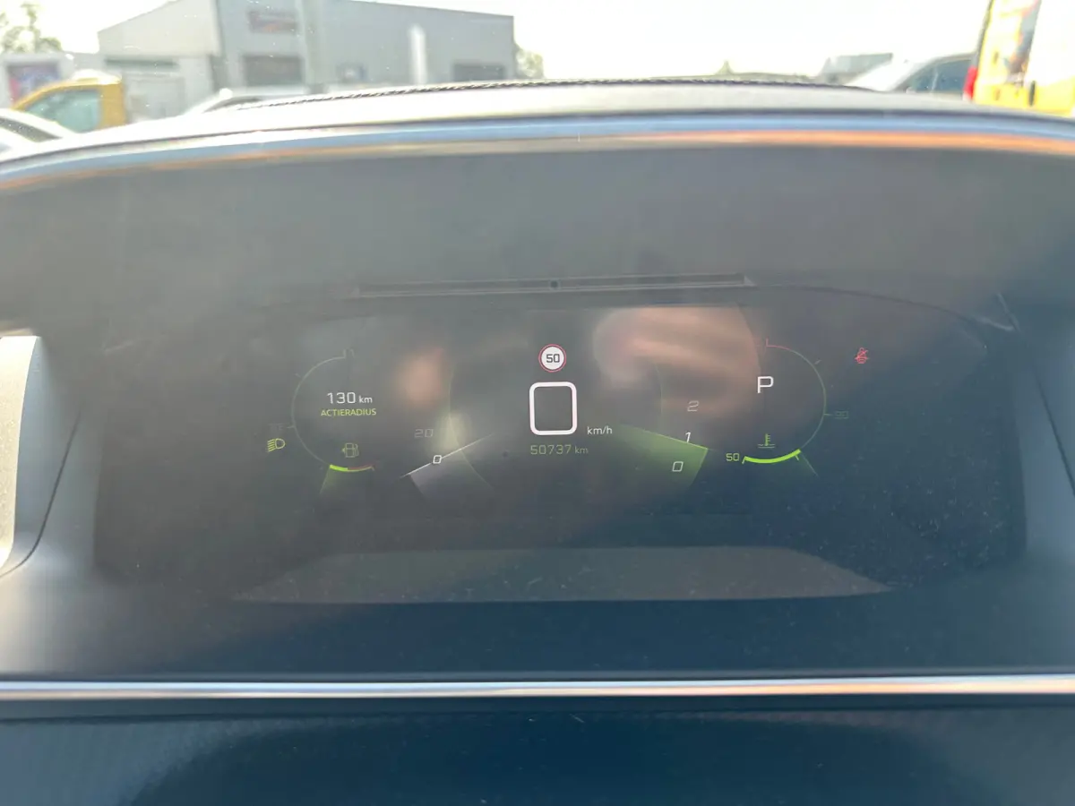 1.2 PureTech GT Pack Adaptieve Cruise | Leder/Alcantara Stoelen | Camera | Carplay | LED | Parkeersensoren Rondom | Navigatie | Achteruitrijcamera | Afwijkende dakkleur | Airco (automatisch)