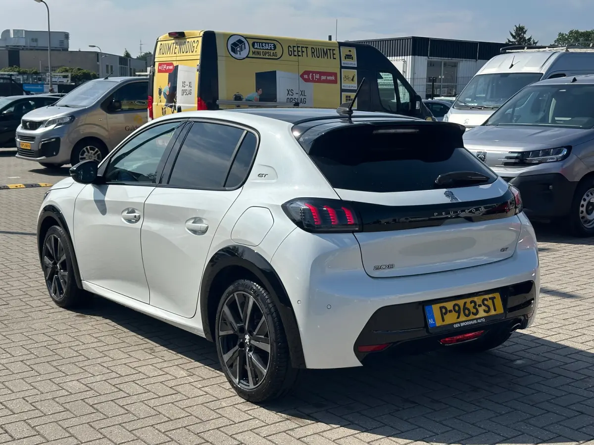 1.2 PureTech GT Pack Adaptieve Cruise | Leder/Alcantara Stoelen | Camera | Carplay | LED | Parkeersensoren Rondom | Navigatie | Achteruitrijcamera | Afwijkende dakkleur | Airco (automatisch)