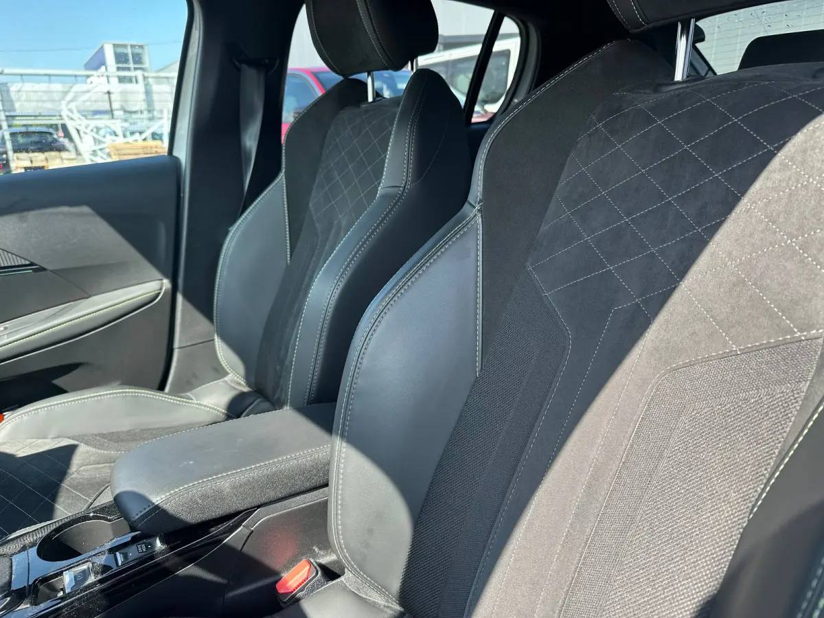 1.2 PureTech GT Pack Adaptieve Cruise | Leder/Alcantara Stoelen | Camera | Carplay | LED | Parkeersensoren Rondom | Navigatie | Achteruitrijcamera | Afwijkende dakkleur | Airco (automatisch)