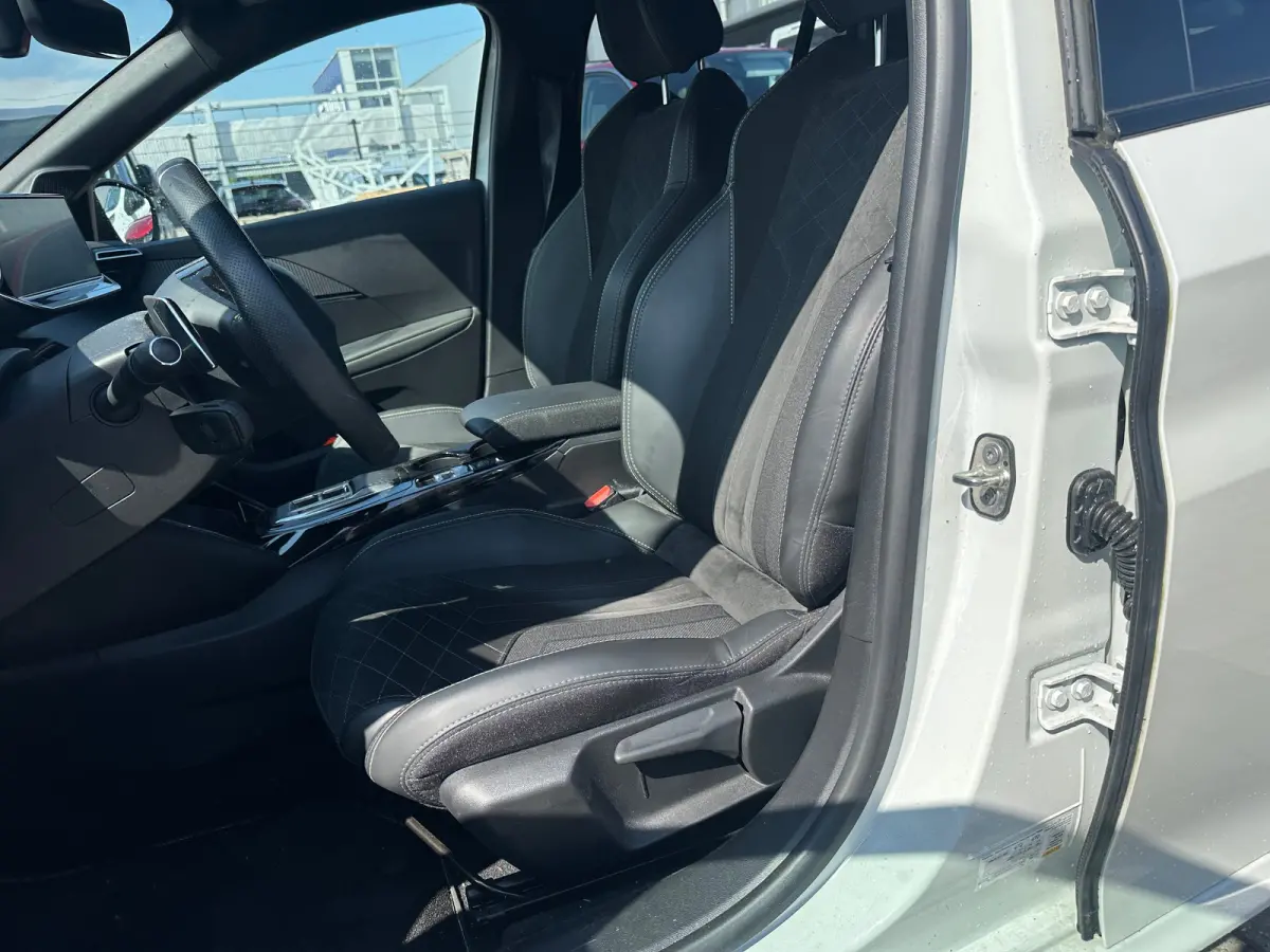 1.2 PureTech GT Pack Adaptieve Cruise | Leder/Alcantara Stoelen | Camera | Carplay | LED | Parkeersensoren Rondom | Navigatie | Achteruitrijcamera | Afwijkende dakkleur | Airco (automatisch)