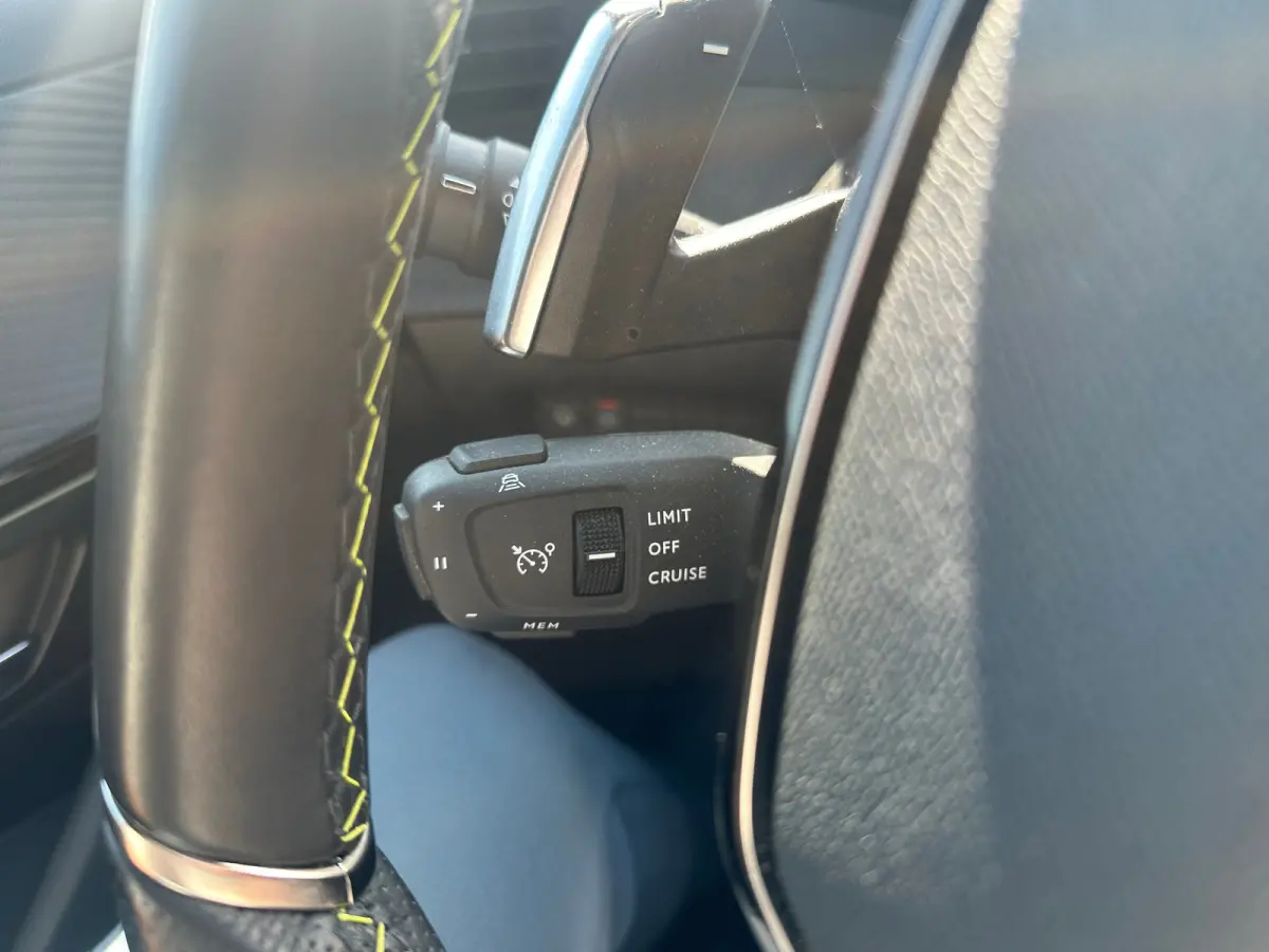 1.2 PureTech GT Pack Adaptieve Cruise | Leder/Alcantara Stoelen | Camera | Carplay | LED | Parkeersensoren Rondom | Navigatie | Achteruitrijcamera | Afwijkende dakkleur | Airco (automatisch)