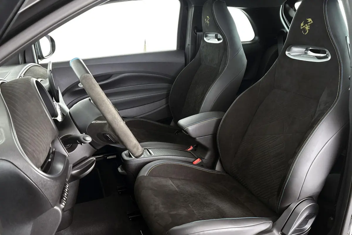Abarth Scorpionissima 42 kWh Panoramadak JBL Stoelverwarming