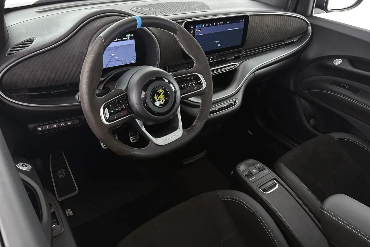 Abarth Scorpionissima 42 kWh Panoramadak JBL Stoelverwarming