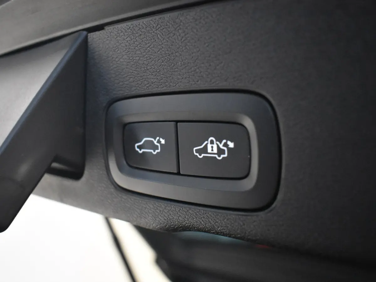 2.0 B5 Inscription 250pk AUTO | Panoramadak | Lederen bekleding | Harman Kardon audio | Stoelverwarming voor en achter | Adaptive cruise | Elektrische achterklep | 19" LMV
