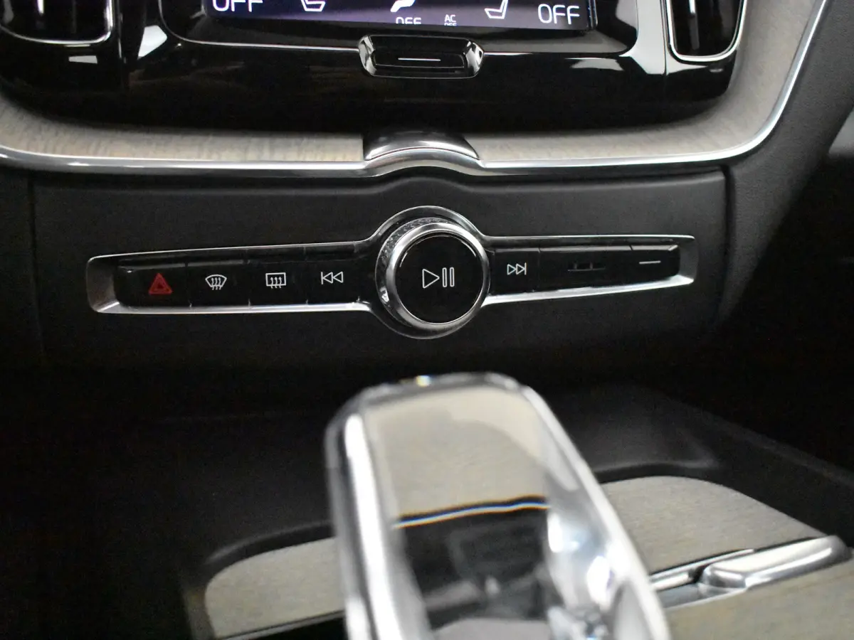 2.0 B5 Inscription 250pk AUTO | Panoramadak | Lederen bekleding | Harman Kardon audio | Stoelverwarming voor en achter | Adaptive cruise | Elektrische achterklep | 19" LMV