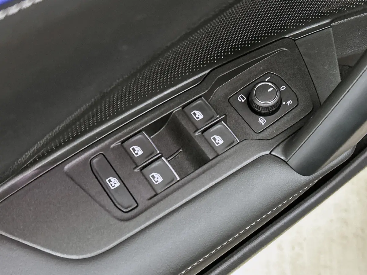 1.5 eHybrid R-Line Business | 204 PK | SoH 91% | Automaat | Adaptieve Cruise Control | Panoramadak | Trekhaak | Parkeercamera | Stoelverwarming | Stuurverwarming | Apple Carplay / Android Au