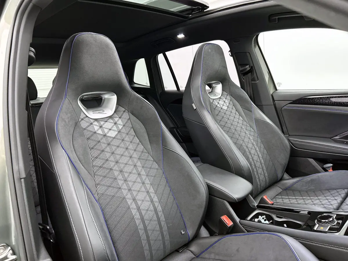 1.5 eHybrid R-Line Business | 204 PK | SoH 91% | Automaat | Adaptieve Cruise Control | Panoramadak | Trekhaak | Parkeercamera | Stoelverwarming | Stuurverwarming | Apple Carplay / Android Au