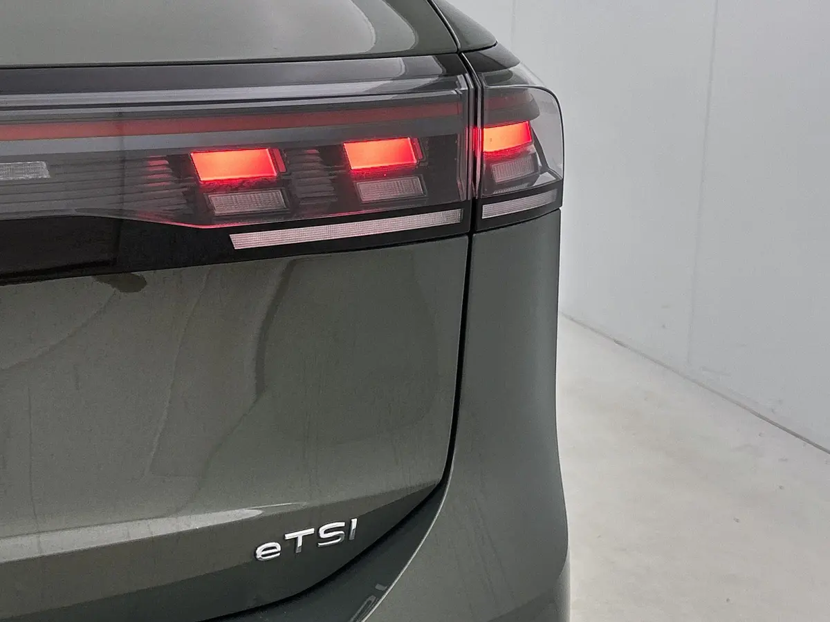 1.5 eHybrid R-Line Business | 204 PK | SoH 91% | Automaat | Adaptieve Cruise Control | Panoramadak | Trekhaak | Parkeercamera | Stoelverwarming | Stuurverwarming | Apple Carplay / Android Au