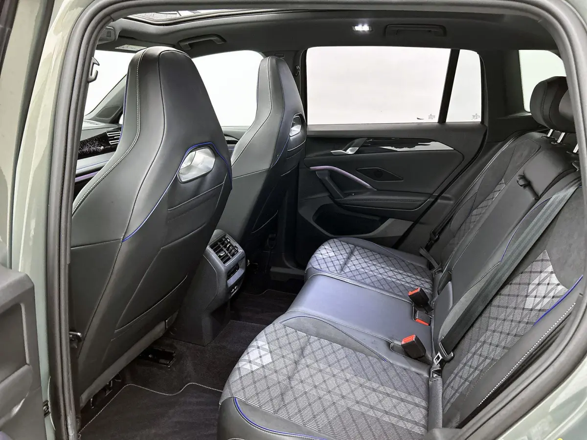 1.5 eHybrid R-Line Business | 204 PK | SoH 91% | Automaat | Adaptieve Cruise Control | Panoramadak | Trekhaak | Parkeercamera | Stoelverwarming | Stuurverwarming | Apple Carplay / Android Au