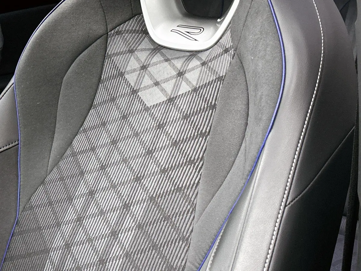 1.5 eHybrid R-Line Business | 204 PK | SoH 91% | Automaat | Adaptieve Cruise Control | Panoramadak | Trekhaak | Parkeercamera | Stoelverwarming | Stuurverwarming | Apple Carplay / Android Au