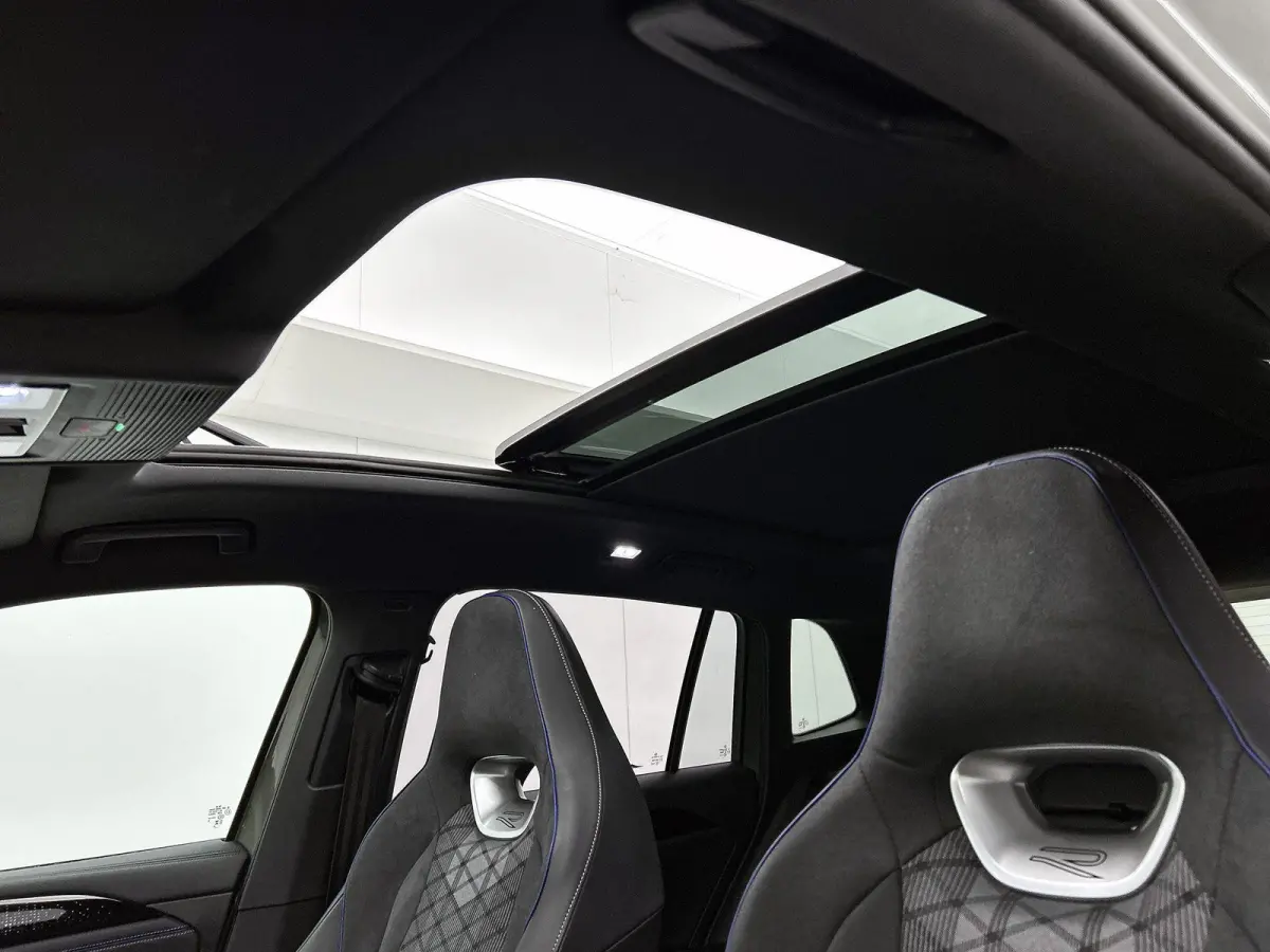 1.5 eHybrid R-Line Business | 204 PK | SoH 91% | Automaat | Adaptieve Cruise Control | Panoramadak | Trekhaak | Parkeercamera | Stoelverwarming | Stuurverwarming | Apple Carplay / Android Au