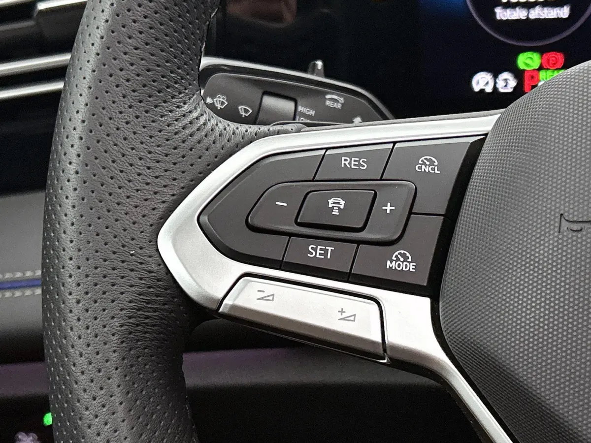 1.5 eHybrid R-Line Business | 204 PK | SoH 91% | Automaat | Adaptieve Cruise Control | Panoramadak | Trekhaak | Parkeercamera | Stoelverwarming | Stuurverwarming | Apple Carplay / Android Au