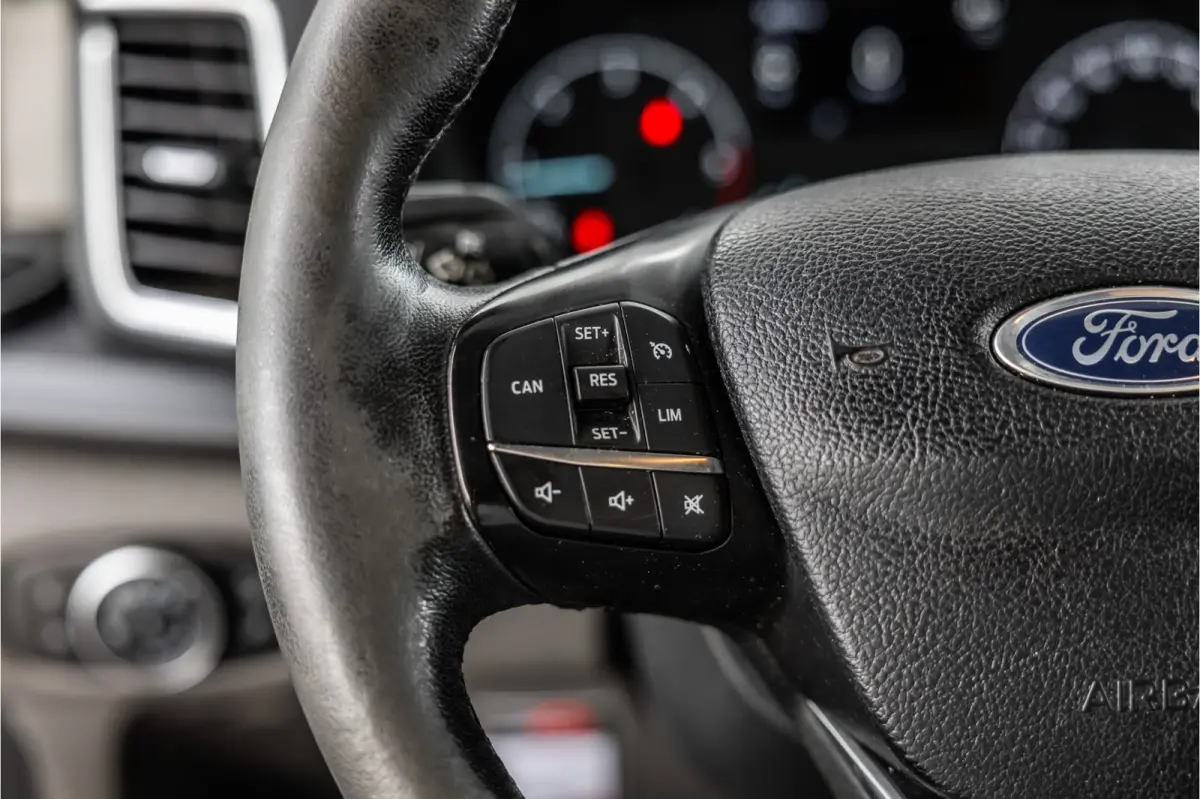 320 2.0 TDCI L2H1 Limited DC | Blind Spot | Navigatie | Camera | CarPlay | Trekhaak | Stoelverwarming | 5-Zitter | Euro 6