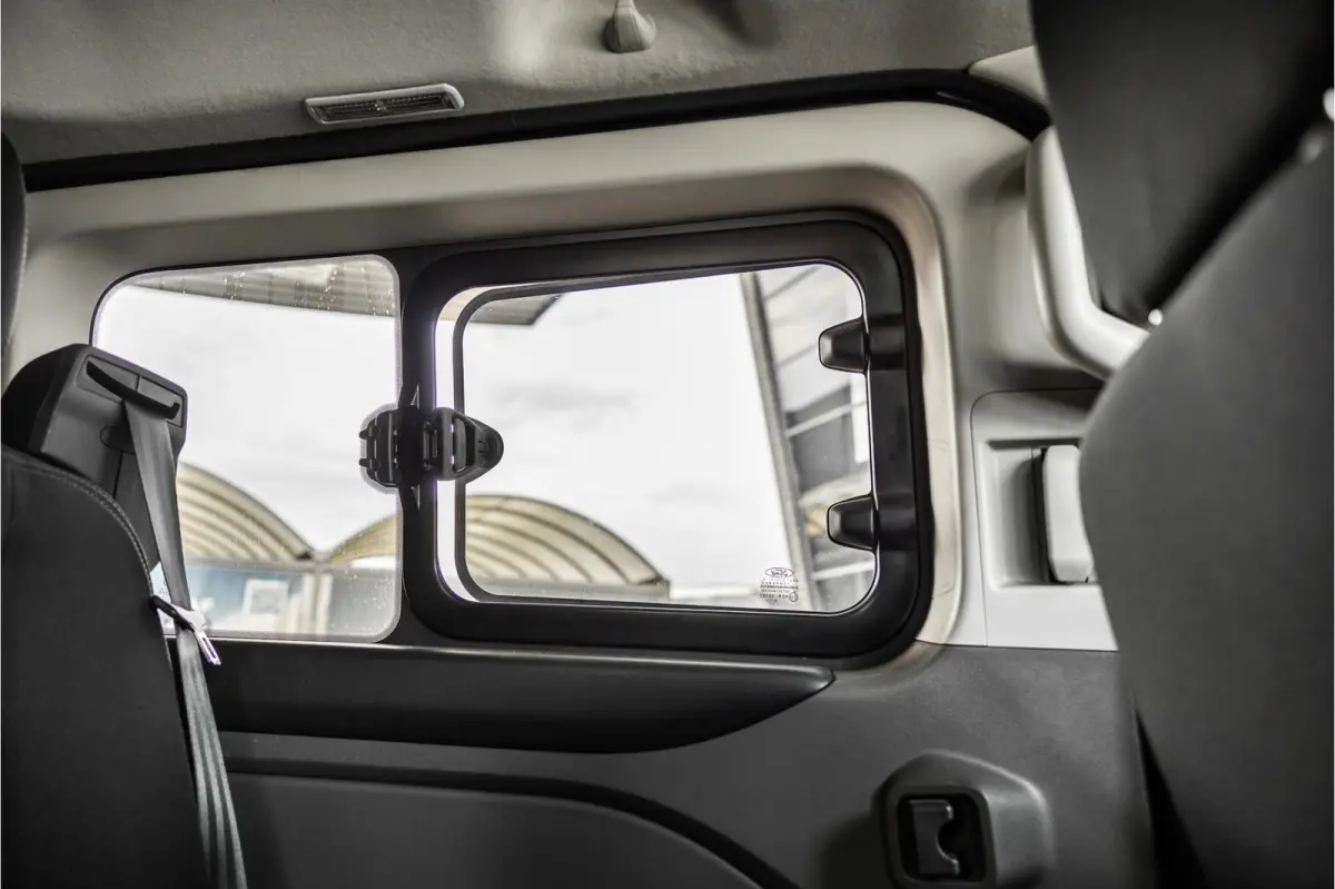 320 2.0 TDCI L2H1 Limited DC | Blind Spot | Navigatie | Camera | CarPlay | Trekhaak | Stoelverwarming | 5-Zitter | Euro 6