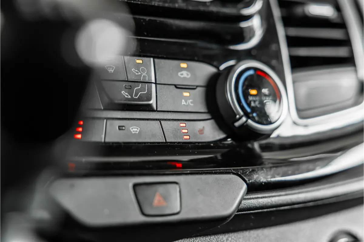 320 2.0 TDCI L2H1 Limited DC | Blind Spot | Navigatie | Camera | CarPlay | Trekhaak | Stoelverwarming | 5-Zitter | Euro 6