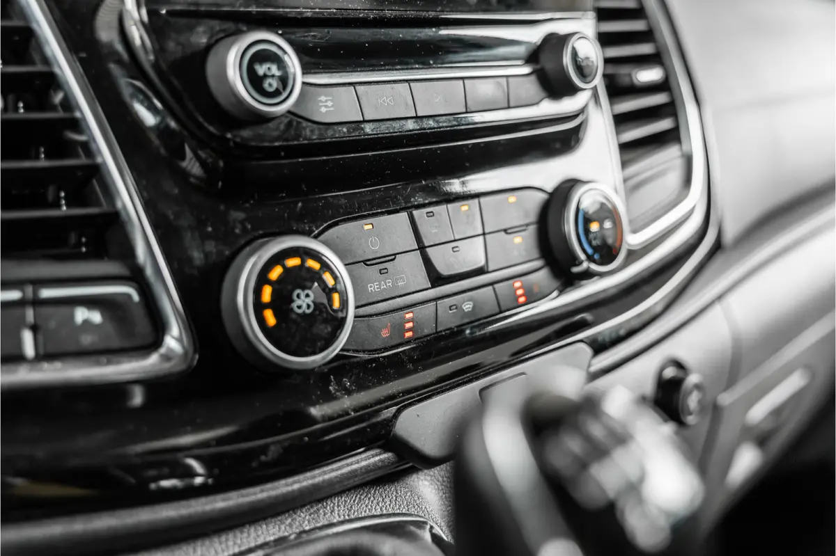 320 2.0 TDCI L2H1 Limited DC | Blind Spot | Navigatie | Camera | CarPlay | Trekhaak | Stoelverwarming | 5-Zitter | Euro 6