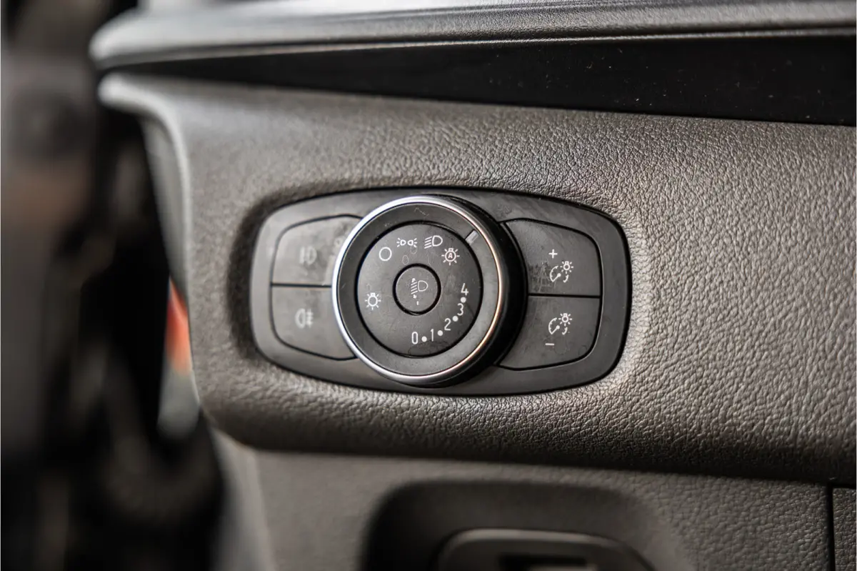 320 2.0 TDCI L2H1 Limited DC | Blind Spot | Navigatie | Camera | CarPlay | Trekhaak | Stoelverwarming | 5-Zitter | Euro 6