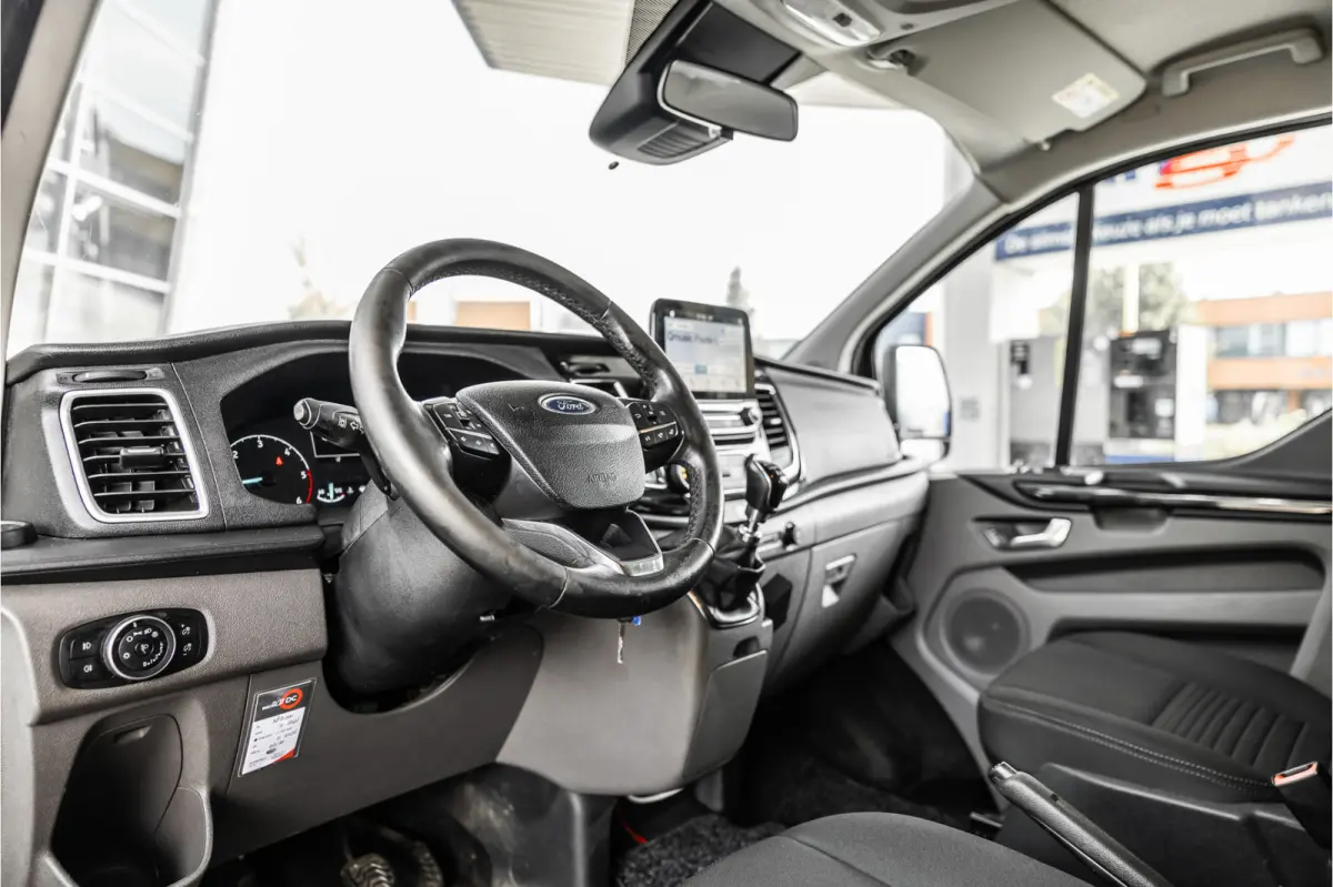 320 2.0 TDCI L2H1 Limited DC | Blind Spot | Navigatie | Camera | CarPlay | Trekhaak | Stoelverwarming | 5-Zitter | Euro 6
