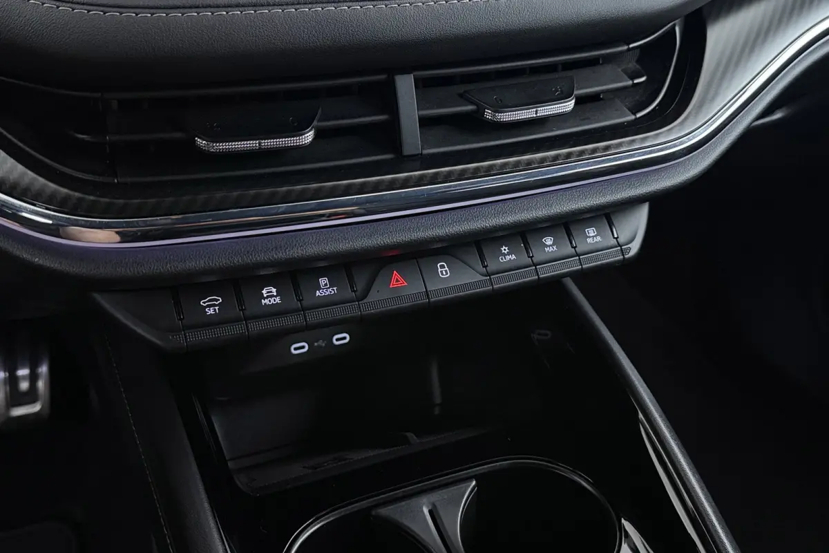 80 Sportline | Uitklap Trekhaak | 92% SoH | CarPlay | Org NL | Adap. Cruise | Stoelverwarming | Camera | Blind Spot