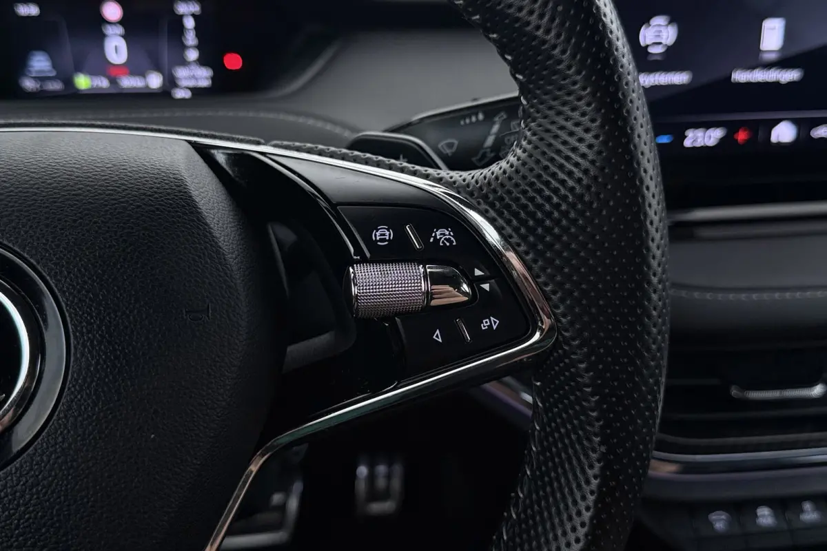 80 Sportline | Uitklap Trekhaak | 92% SoH | CarPlay | Org NL | Adap. Cruise | Stoelverwarming | Camera | Blind Spot