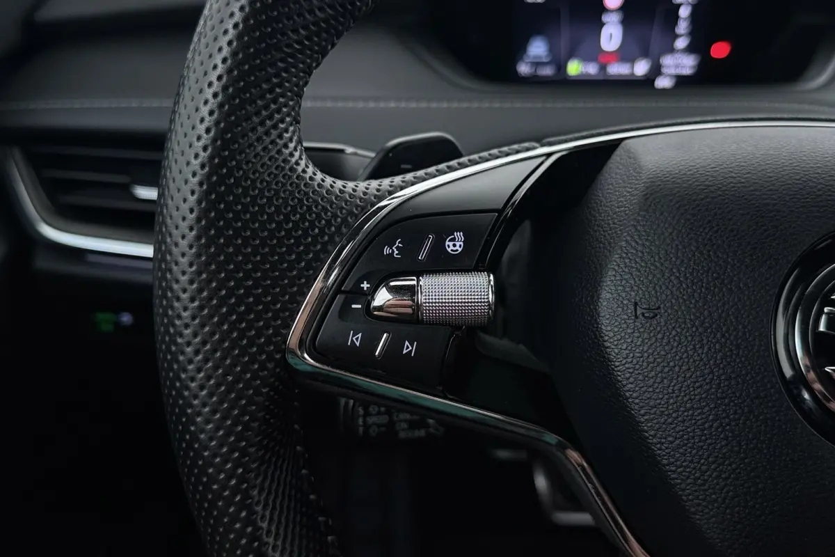 80 Sportline | Uitklap Trekhaak | 92% SoH | CarPlay | Org NL | Adap. Cruise | Stoelverwarming | Camera | Blind Spot