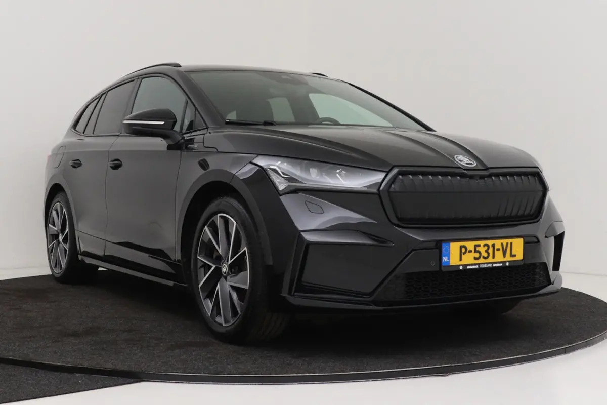 80 Sportline | Uitklap Trekhaak | 92% SoH | CarPlay | Org NL | Adap. Cruise | Stoelverwarming | Camera | Blind Spot