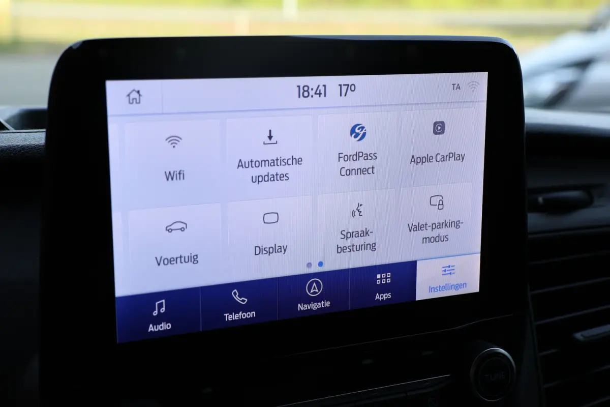 320 2.0 TDCI L2H1 Raptor Edition | Bi-Xenon | CarPlay | Navigatie | Camera | Stoelverwarming | Dodehoek detector | Lane Assist | DAB | 3-Zitter | Dealer onderhouden | Nieuwe APK
