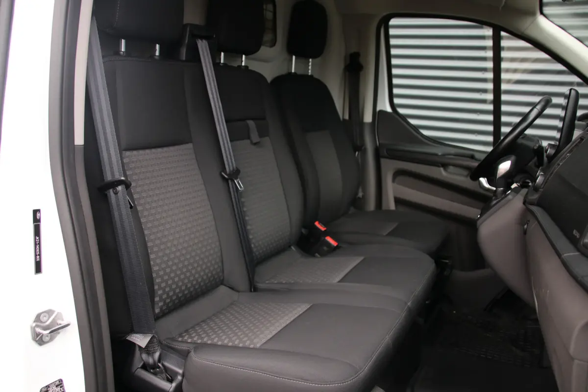 320 2.0 TDCI L2H1 Raptor Edition | Bi-Xenon | CarPlay | Navigatie | Camera | Stoelverwarming | Dodehoek detector | Lane Assist | DAB | 3-Zitter | Dealer onderhouden | Nieuwe APK