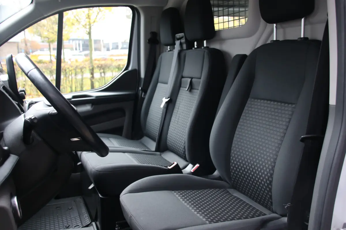 320 2.0 TDCI L2H1 Raptor Edition | Bi-Xenon | CarPlay | Navigatie | Camera | Stoelverwarming | Dodehoek detector | Lane Assist | DAB | 3-Zitter | Dealer onderhouden | Nieuwe APK