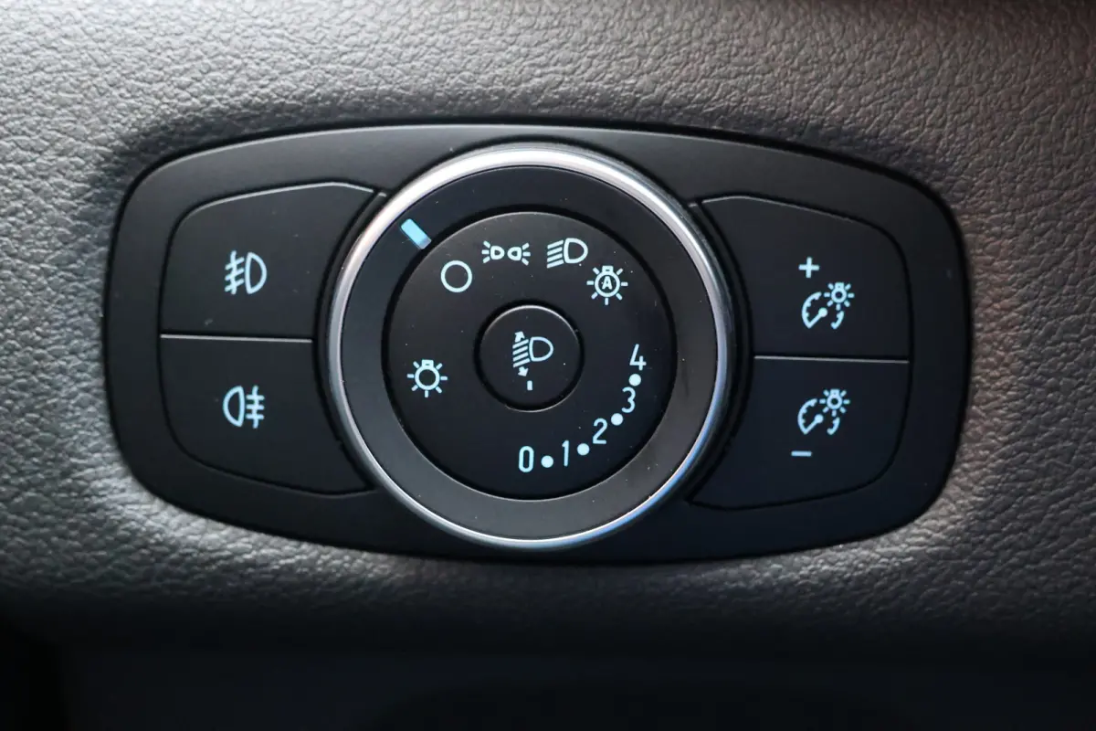 320 2.0 TDCI L2H1 Raptor Edition | Bi-Xenon | CarPlay | Navigatie | Camera | Stoelverwarming | Dodehoek detector | Lane Assist | DAB | 3-Zitter | Dealer onderhouden | Nieuwe APK