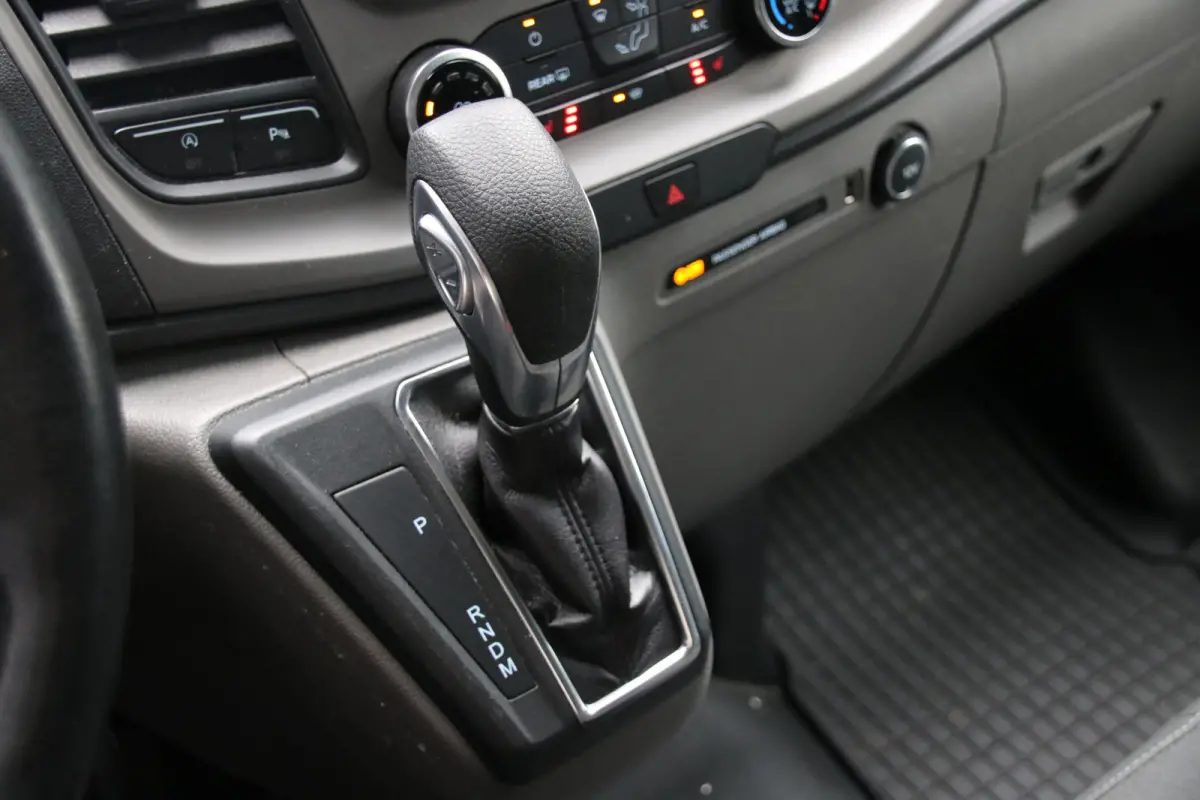 320 2.0 TDCI L2H1 Raptor Edition | Bi-Xenon | CarPlay | Navigatie | Camera | Stoelverwarming | Dodehoek detector | Lane Assist | DAB | 3-Zitter | Dealer onderhouden | Nieuwe APK
