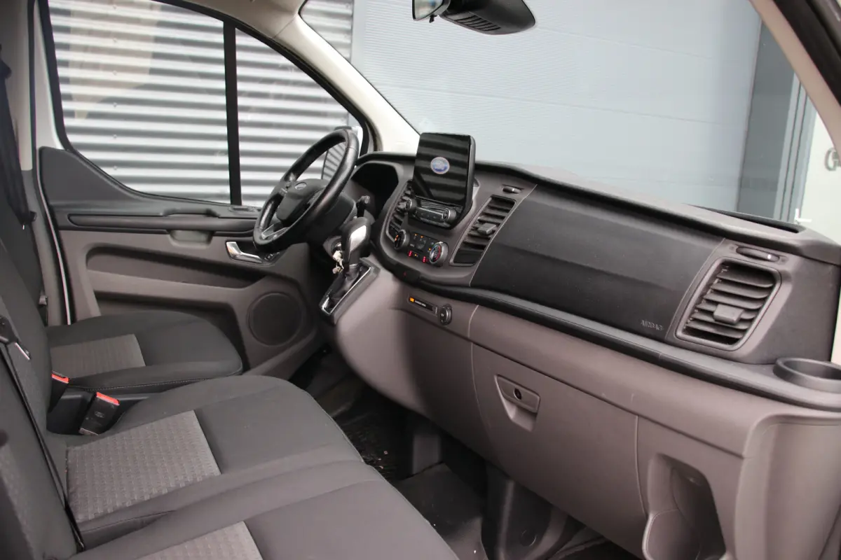 320 2.0 TDCI L2H1 Raptor Edition | Bi-Xenon | CarPlay | Navigatie | Camera | Stoelverwarming | Dodehoek detector | Lane Assist | DAB | 3-Zitter | Dealer onderhouden | Nieuwe APK