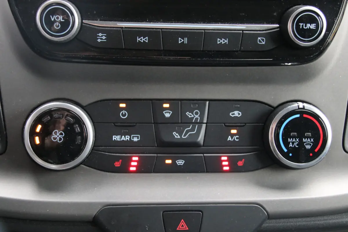 320 2.0 TDCI L2H1 Raptor Edition | Bi-Xenon | CarPlay | Navigatie | Camera | Stoelverwarming | Dodehoek detector | Lane Assist | DAB | 3-Zitter | Dealer onderhouden | Nieuwe APK