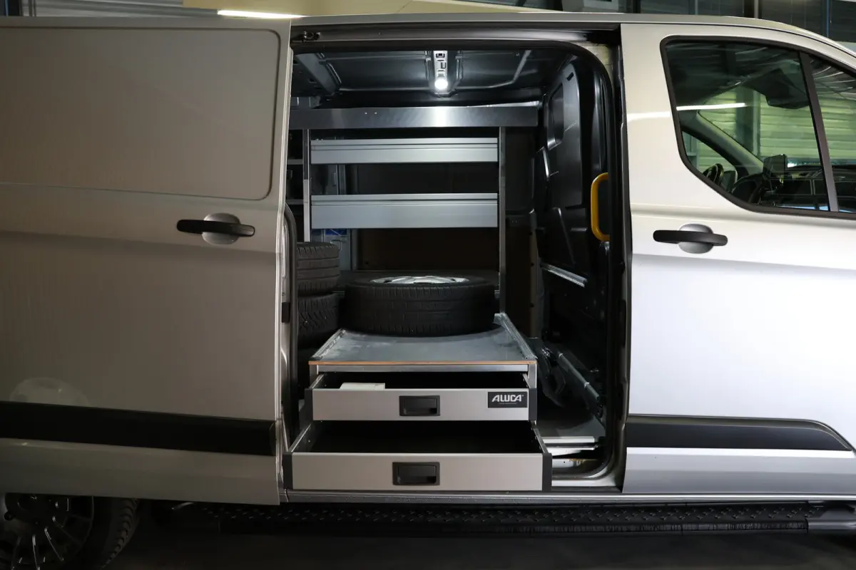 320 2.0 TDCI L2H1 Raptor Edition | Bi-Xenon | CarPlay | Navigatie | Camera | Stoelverwarming | Dodehoek detector | Lane Assist | DAB | 3-Zitter | Dealer onderhouden | Nieuwe APK