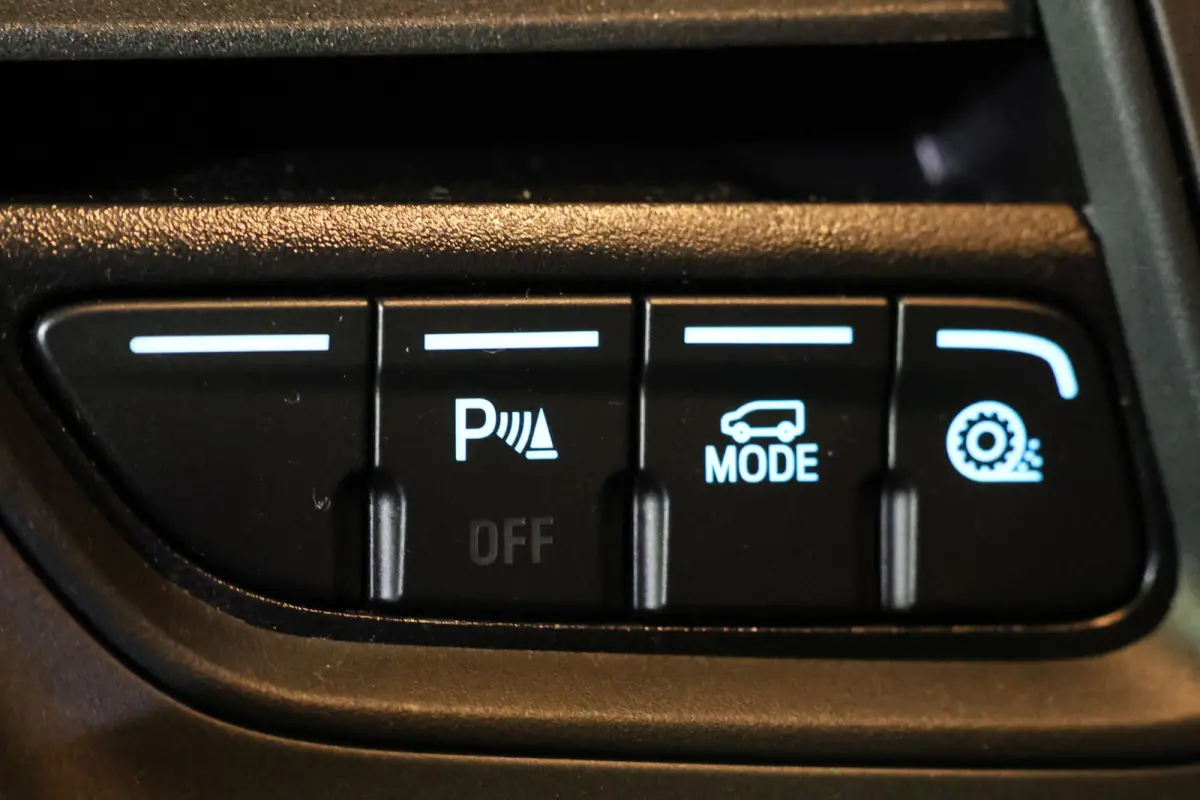 320 2.0 TDCI L2H1 Raptor Edition | Bi-Xenon | CarPlay | Navigatie | Camera | Stoelverwarming | Dodehoek detector | Lane Assist | DAB | 3-Zitter | Dealer onderhouden | Nieuwe APK