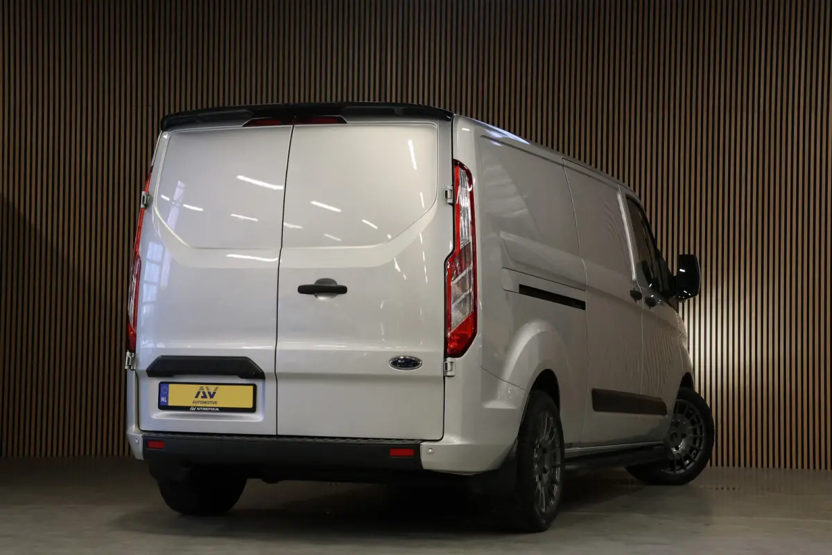 320 2.0 TDCI L2H1 Raptor Edition | Bi-Xenon | CarPlay | Navigatie | Camera | Stoelverwarming | Dodehoek detector | Lane Assist | DAB | 3-Zitter | Dealer onderhouden | Nieuwe APK