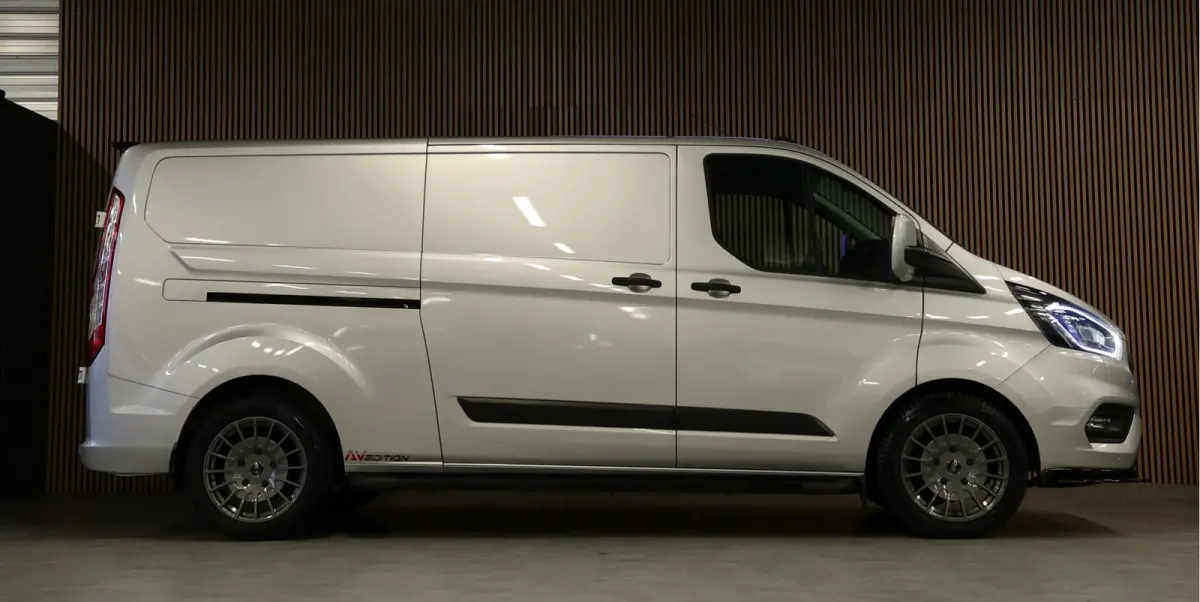 320 2.0 TDCI L2H1 Raptor Edition | Bi-Xenon | CarPlay | Navigatie | Camera | Stoelverwarming | Dodehoek detector | Lane Assist | DAB | 3-Zitter | Dealer onderhouden | Nieuwe APK