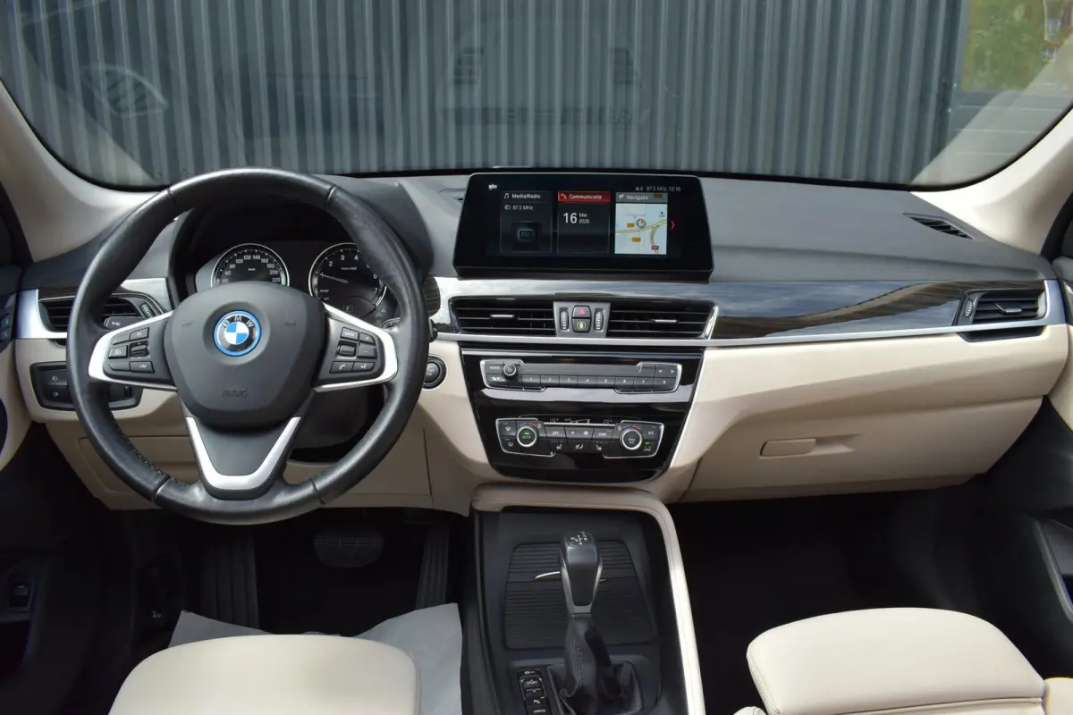XDrive25e High Executive | PANO | 1E EIG | DEALER | LEDER | CAMERA | NAVI PROF | SPORTSTOELEN