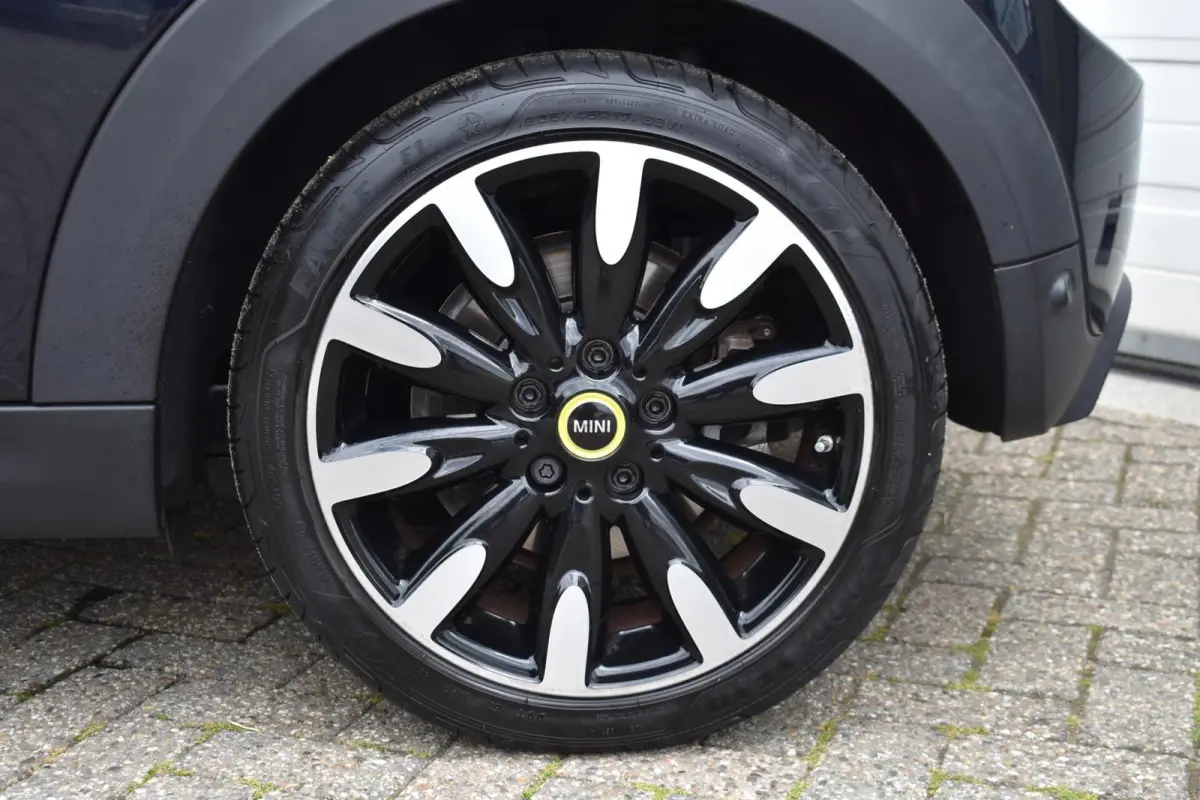 33 kWh | Leder | Prof Navischerm |