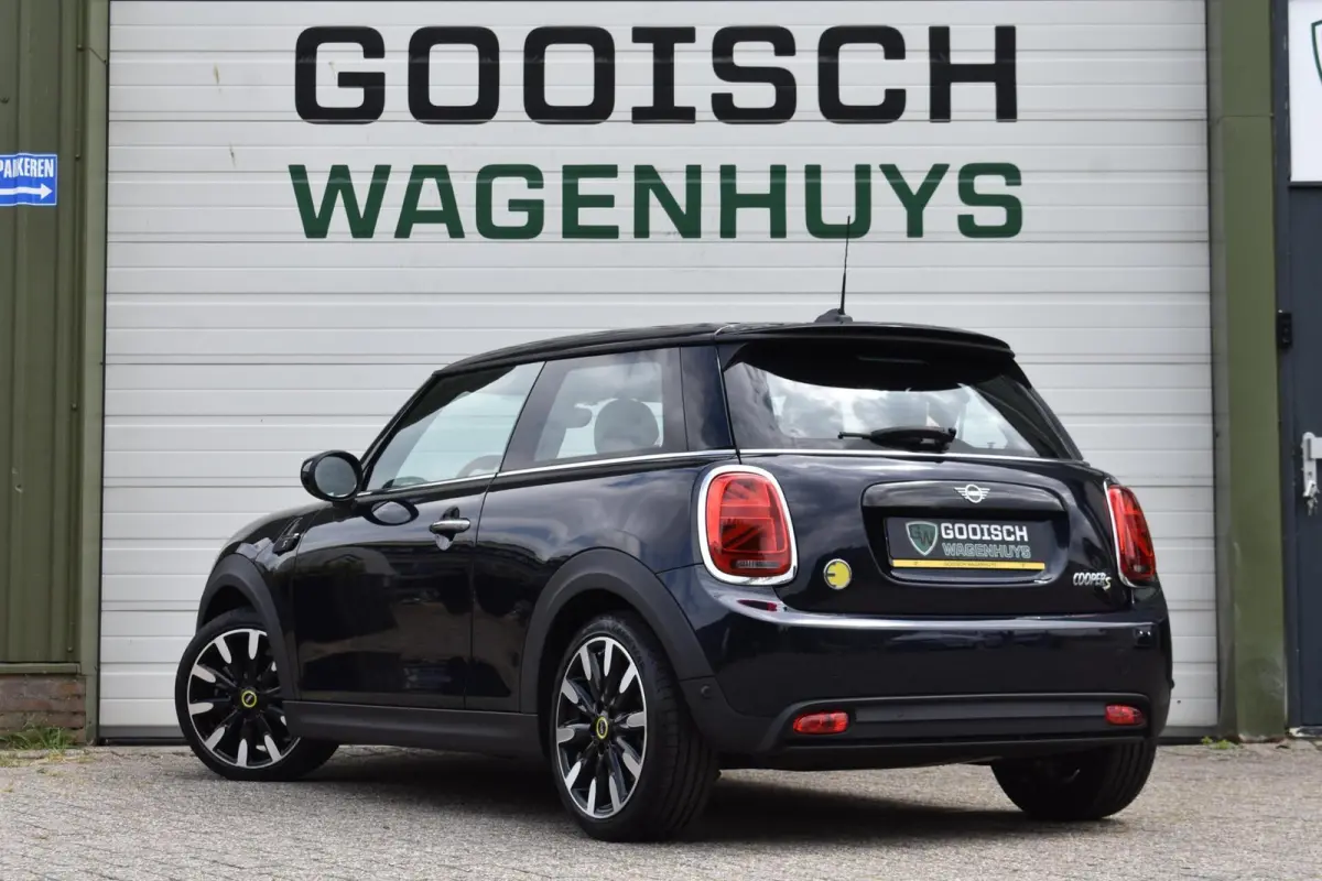 33 kWh | Leder | Prof Navischerm |