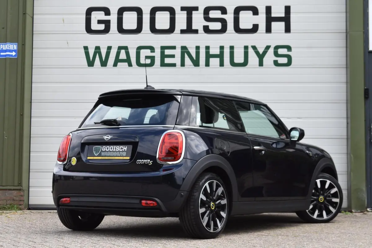 33 kWh | Leder | Prof Navischerm |